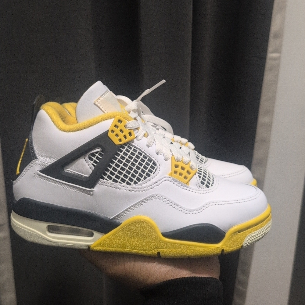 Women's Nike Air Jordan 4 Vivid Sulfur Retro sneakers Size 5